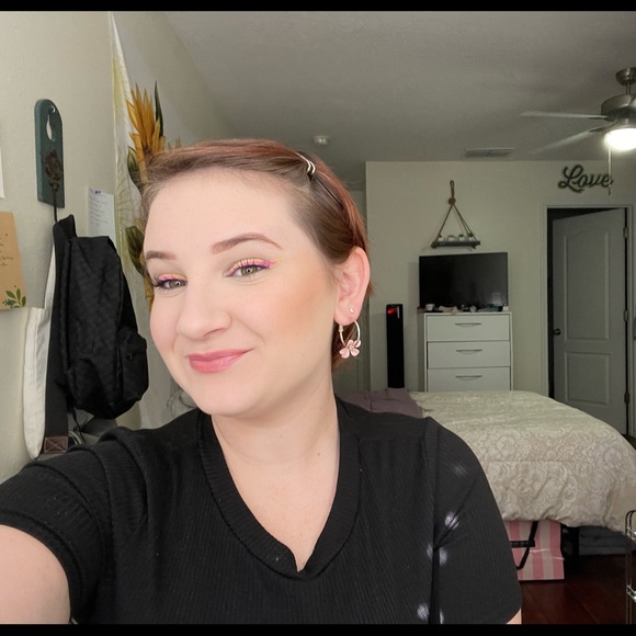 Meet your Posher, Nicole - Picture 1 of 1